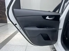 2021 Kia K3 1.5L CVT Fashion, белый — фото 7