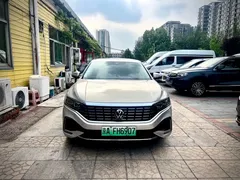 2022 Volkswagen Passat 430PHEV Luxury — фото 2