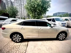 2022 Volkswagen Passat 430PHEV Luxury — фото 4