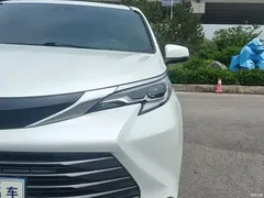 2021 Toyota Sienna 2.5L Hybrid Premium — фото 3