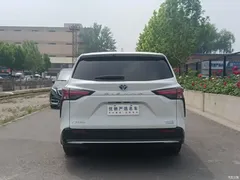 2021 Toyota Sienna 2.5L Hybrid Premium — фото 7
