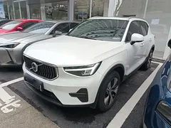2023 Volvo XC40 Luxury, белый — фото 1