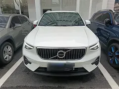 2023 Volvo XC40 Luxury, белый — фото 3