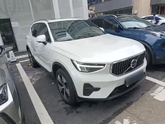 2023 Volvo XC40 Luxury, белый — фото 4