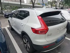 2023 Volvo XC40 Luxury, белый — фото 5