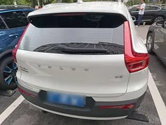 2023 Volvo XC40 Luxury, белый — фото 6