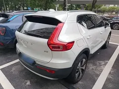 2023 Volvo XC40 Luxury, белый — фото 7