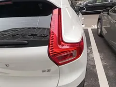 2023 Volvo XC40 Luxury, белый — фото 8