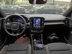 2023 Volvo XC40 Luxury, белый — фото 10