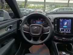 2023 Volvo XC40 Luxury, белый — фото 11