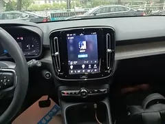 2023 Volvo XC40 Luxury, белый — фото 13