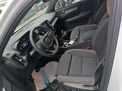 2023 Volvo XC40 Luxury, белый — фото 15