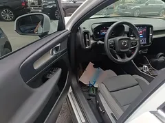 2023 Volvo XC40 Luxury, белый — фото 16