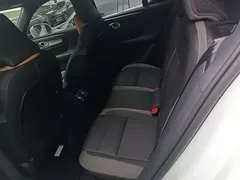 2023 Volvo XC40 Luxury, белый — фото 17