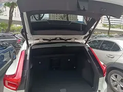 2023 Volvo XC40 Luxury, белый — фото 19