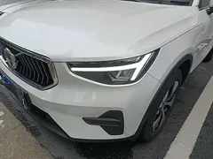 2023 Volvo XC40 Luxury, белый — фото 24