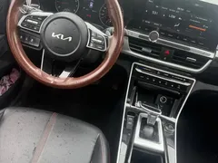 2021 Kia Seltos 1.5L CVT Trend, белый — фото 13