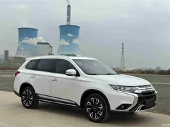 2020 Mitsubishi Outlander 2.4L 4WD 7-seater, белый — фото 3