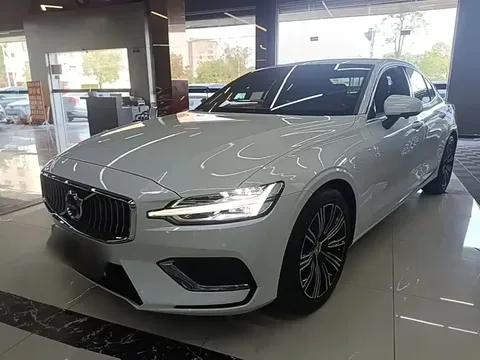 2022 Volvo S60 B4 Luxury