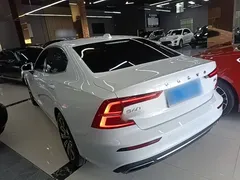 2022 Volvo S60 B4 Luxury, белый — фото 5