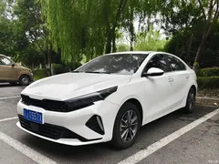 2023 Kia K3 1.5L CVT Luxury, белый — фото 1