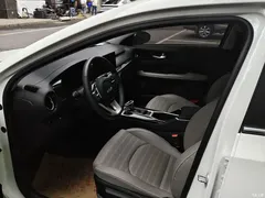 2023 Kia K3 1.5L CVT Luxury, белый — фото 3