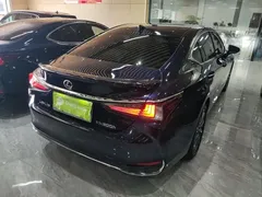 2020 Lexus ES 300h Premium, синий — фото 8