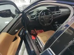 2020 Lexus ES 300h Premium, синий — фото 16