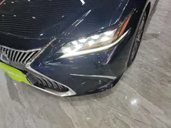 2020 Lexus ES 300h Premium, синий — фото 24