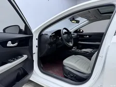 2023 Kia K3 1.5L CVT Luxury, белый — фото 22