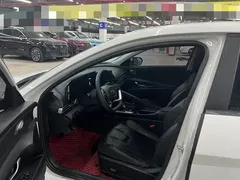 2022 Hyundai Elantra 1.5L CVT LUX Premium, белый — фото 7