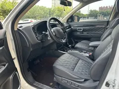 2021 Mitsubishi Outlander 2.4L 4WD Enjoy 7 seats, белый — фото 4