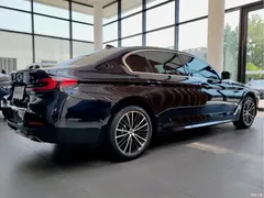 2023 BMW 5 Series 530Li Leading M Sport Package, чёрный — фото 5