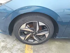 2022 Hyundai Elantra 1.5L CVT LUX Premium, синий — фото 23