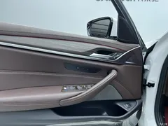 2021 BMW 5 Series 530Li xDrive M Sport Package, белый — фото 7