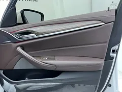2021 BMW 5 Series 530Li xDrive M Sport Package, белый — фото 13