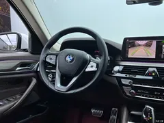 2021 BMW 5 Series 530Li xDrive M Sport Package, белый — фото 17
