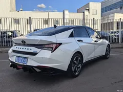 2021 Hyundai Elantra 1.5L CVT LUX Premium, белый — фото 5