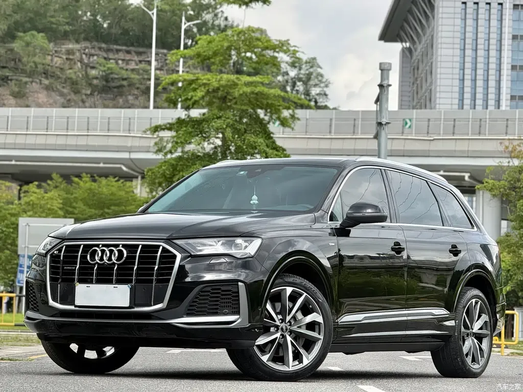 2022 Audi Q7 55 TFSI quattro S line sporty