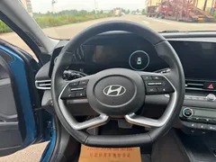 2023 Hyundai Elantra 1.5L CVT TOP Flagship, синий — фото 13