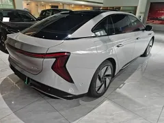 2025 Hongqi EH7 640 4WD — фото 7