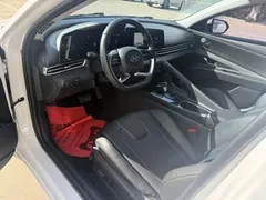 2022 Hyundai Elantra 1.5L CVT LUX Premium, белый — фото 7