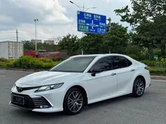 2021 Toyota Camry 2.5G Luxury, белый — фото 1