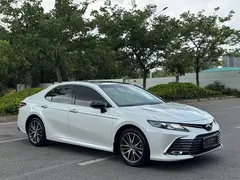 2021 Toyota Camry 2.5G Luxury, белый — фото 3