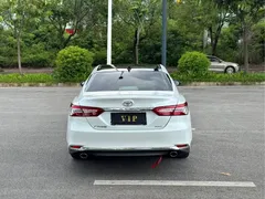 2021 Toyota Camry 2.5G Luxury, белый — фото 4