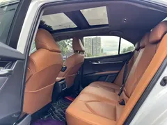2021 Toyota Camry 2.5G Luxury, белый — фото 9