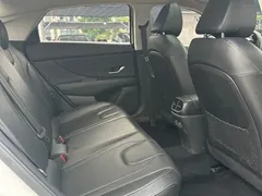 2022 Hyundai Elantra 1.5L CVT LUX Premium, белый — фото 12