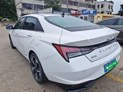 2022 Hyundai Elantra 1.5L CVT LUX Premium, белый — фото 5