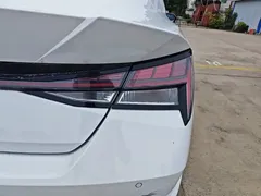 2022 Hyundai Elantra 1.5L CVT LUX Premium, белый — фото 8