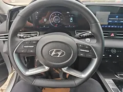 2022 Hyundai Elantra 1.5L CVT LUX Premium, белый — фото 11